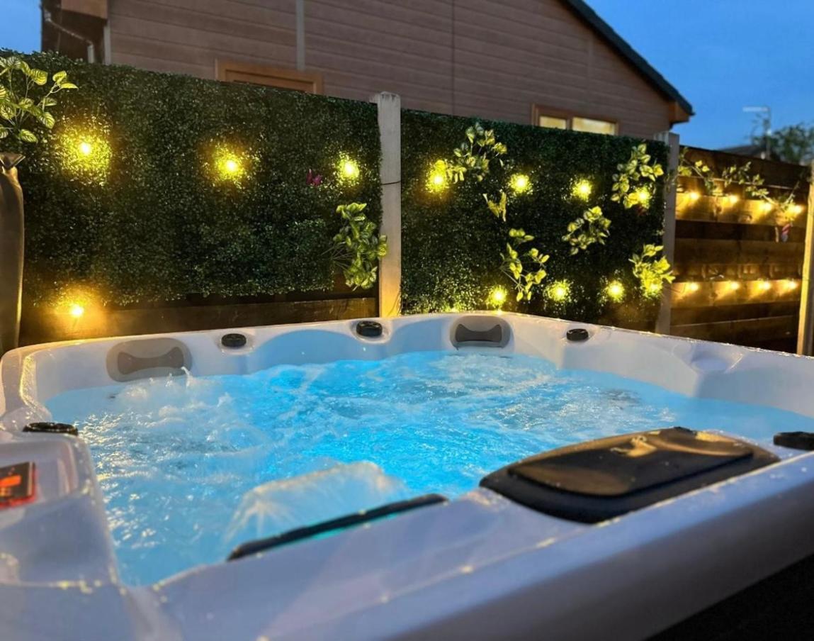 Cherry Cabin With Hot Tub York Exterior foto